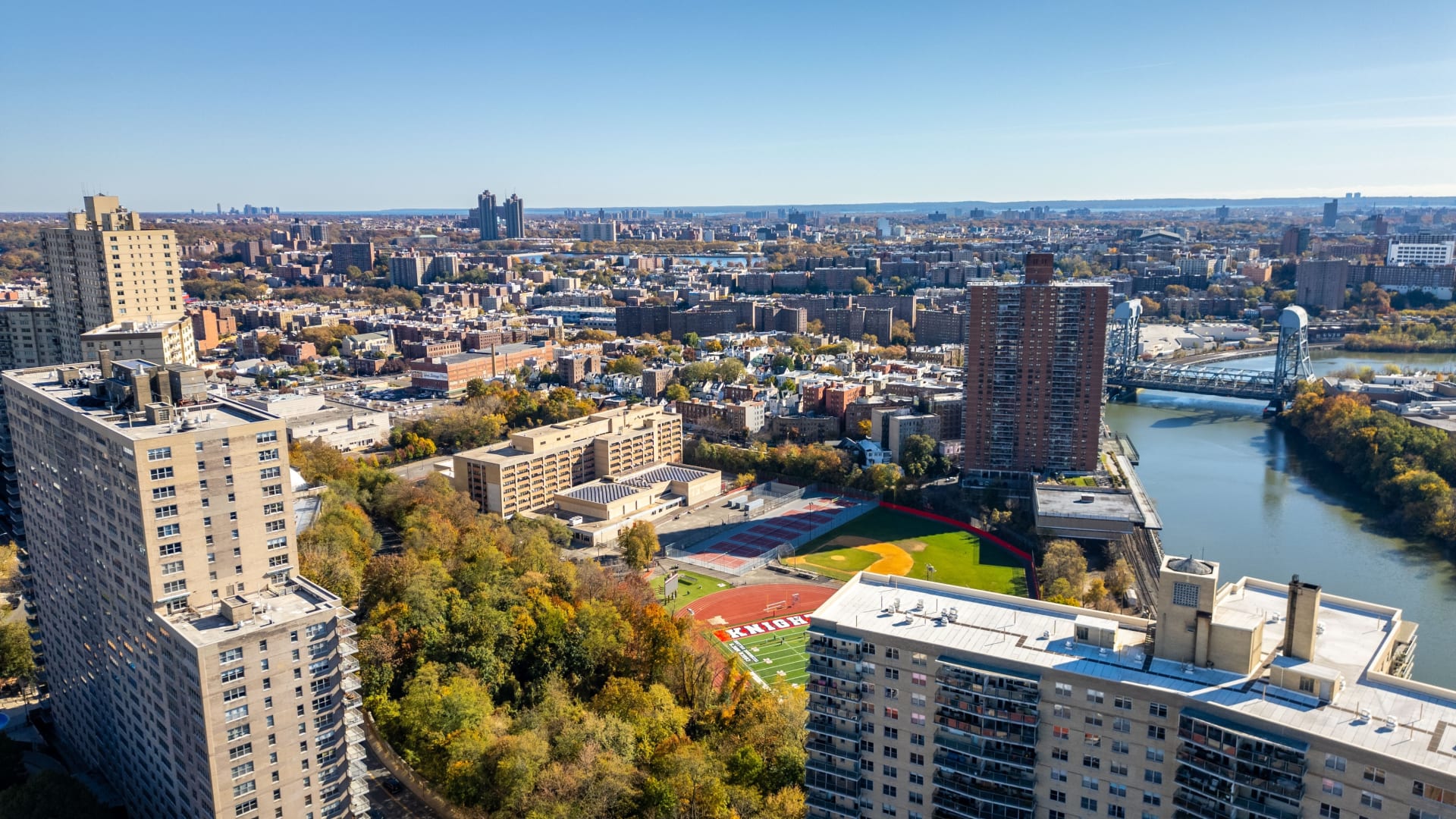 Vista aérea del estadio de los Yankees y del río Harlem, Nueva York. Cosas gratis en el Bronx.
