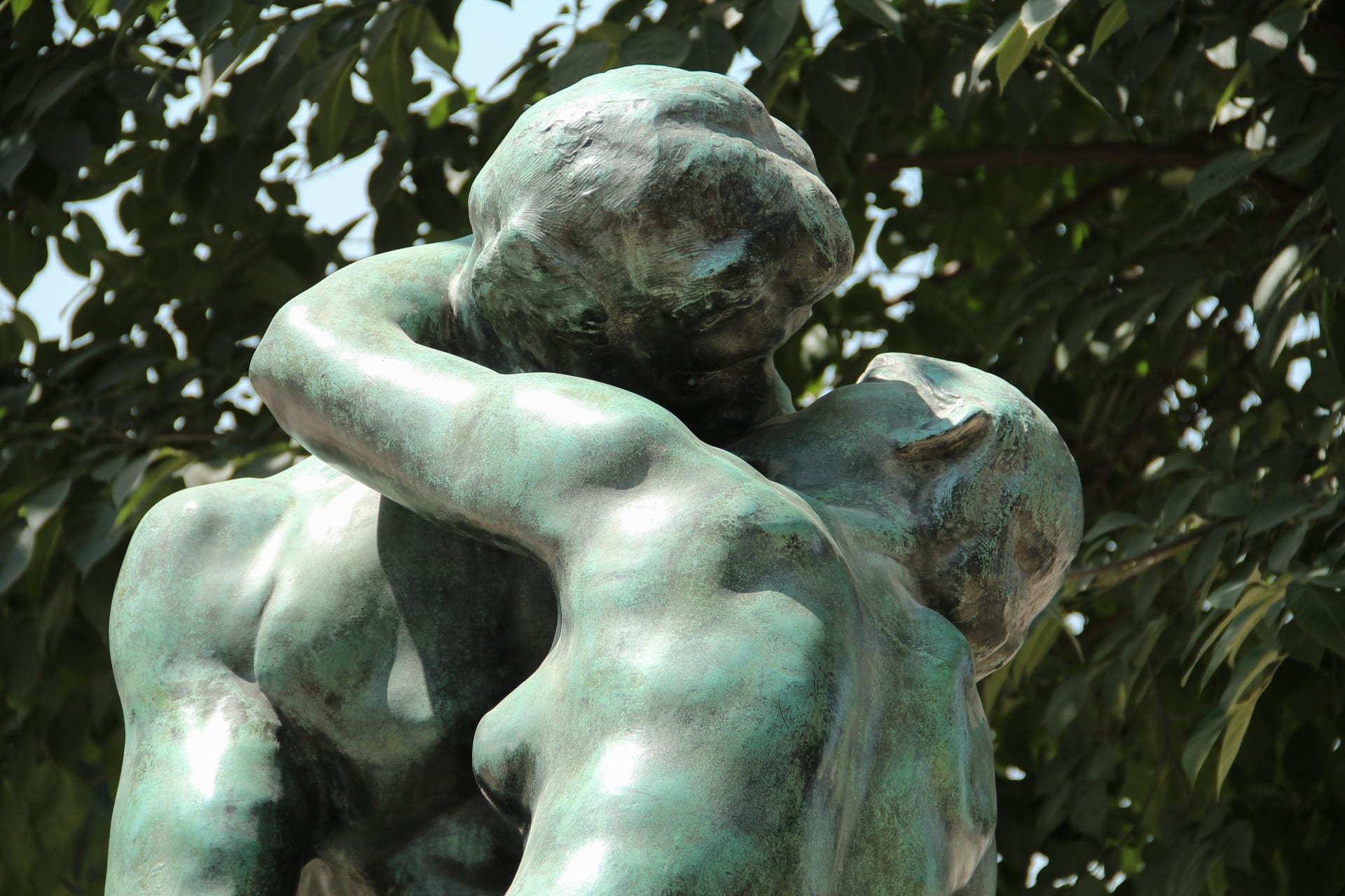 bronze-cast-marble-statue-kiss