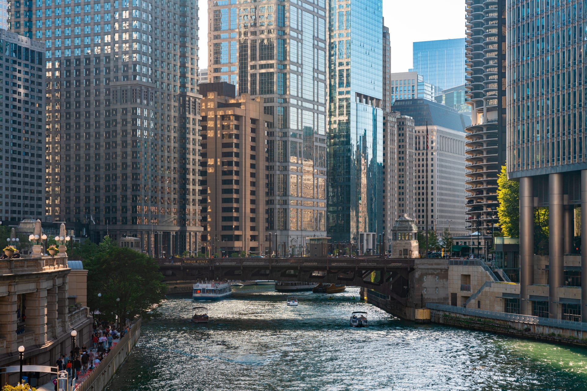 chicago-downtown-district-office-buildings-river