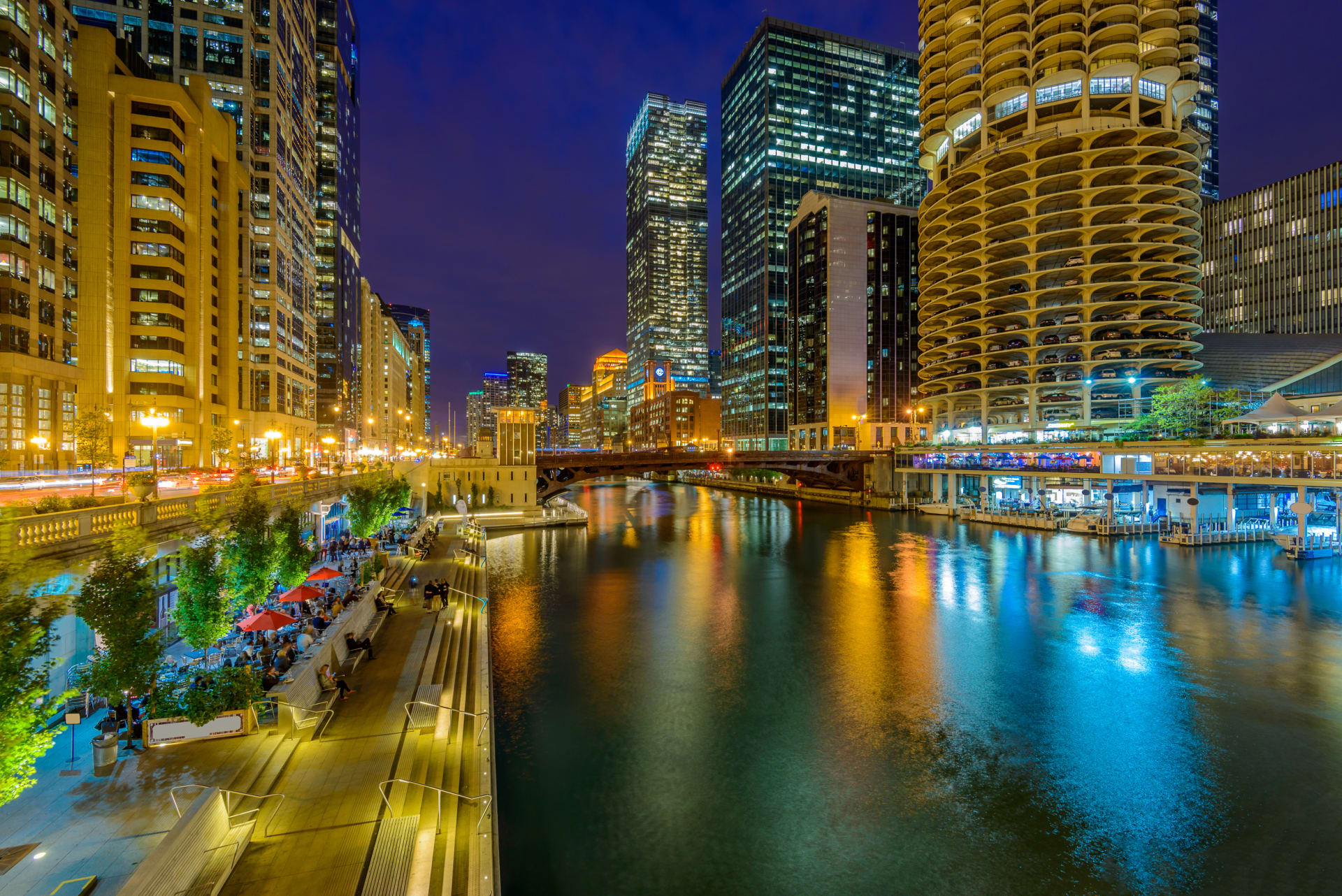chicago-river-skyline-urban-skyscrapers-night