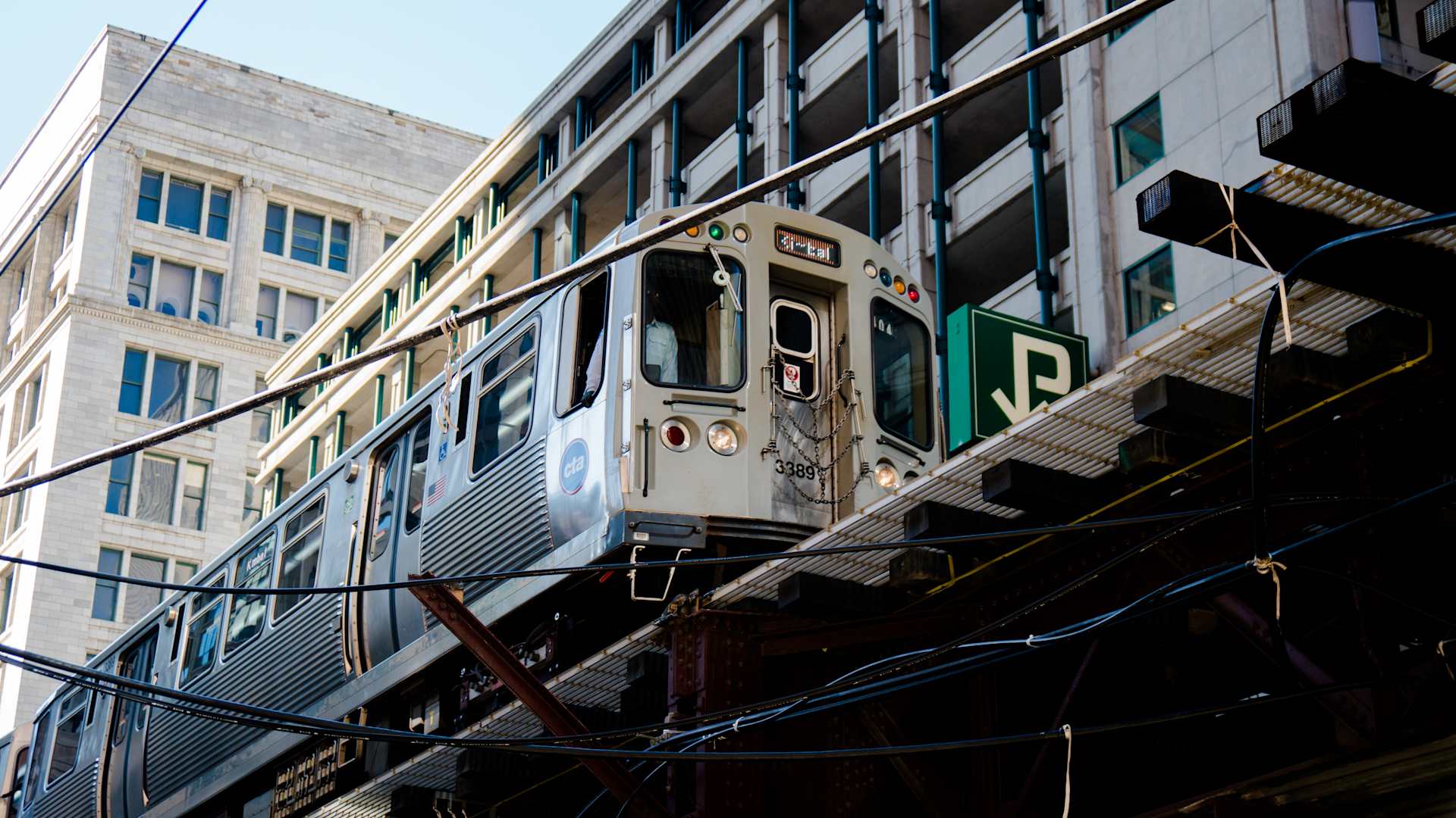 L train elevated in Chicago