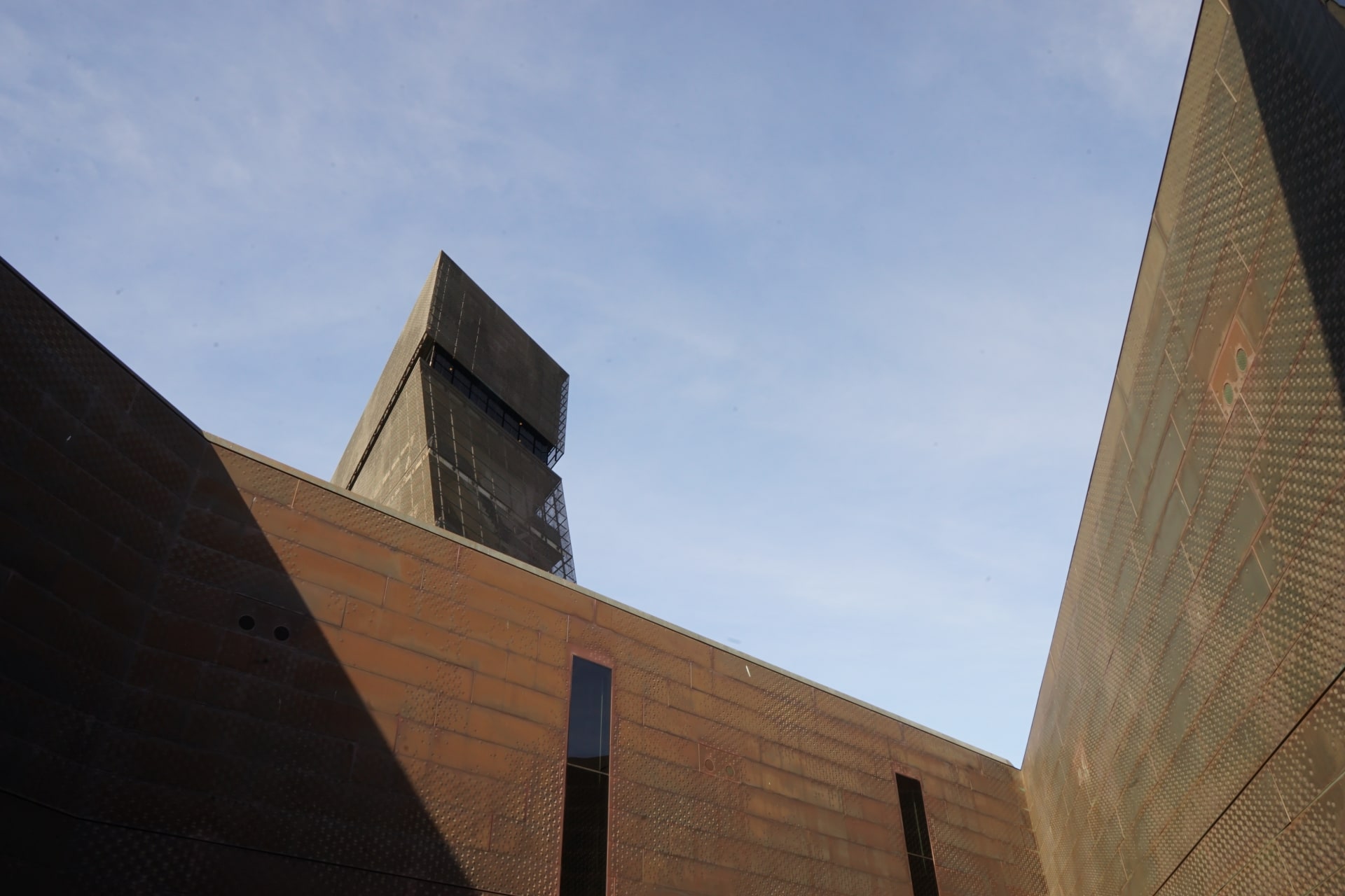 de-young-museum-building-exterior