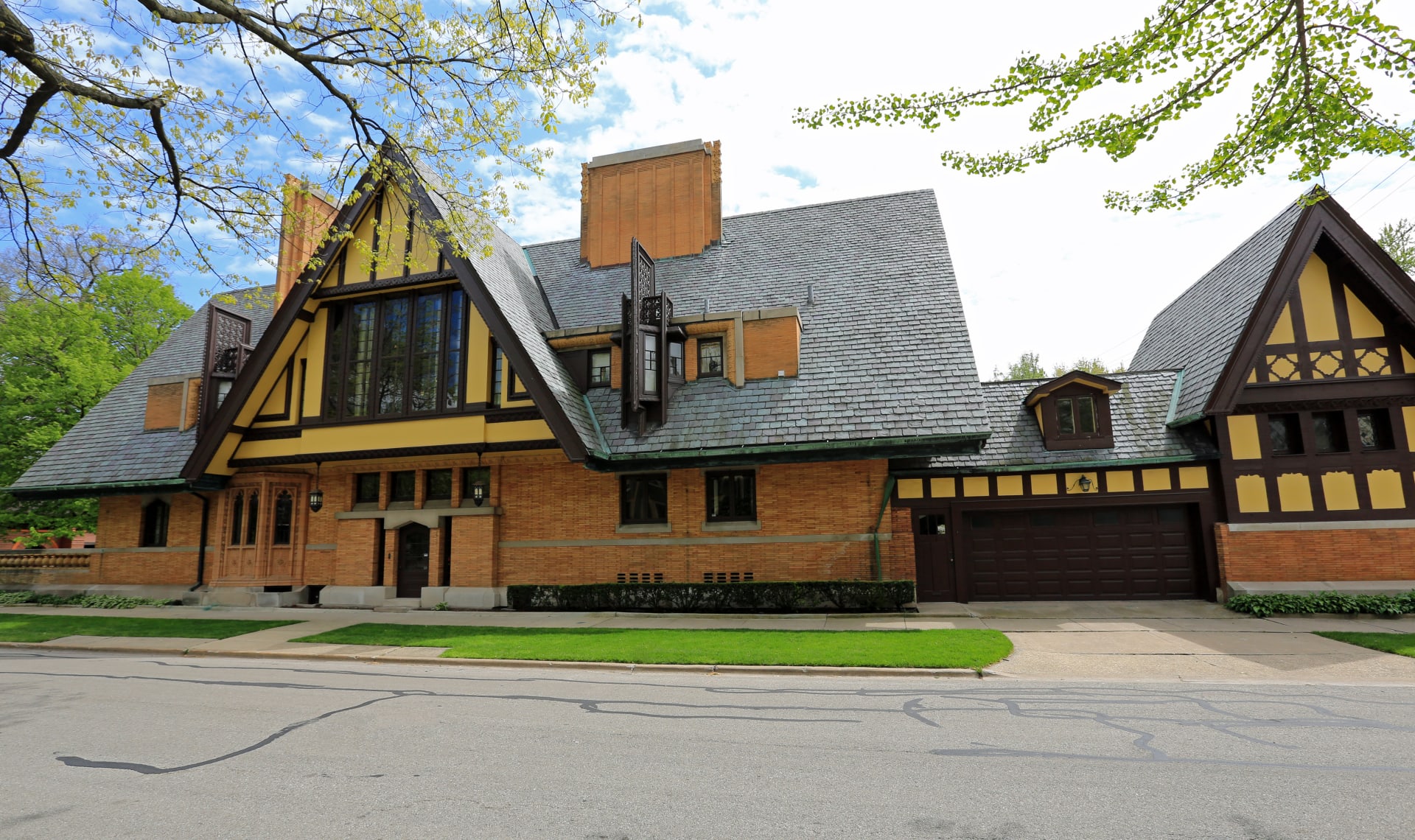 dramatic-architecture-on-this-frank-lloyd