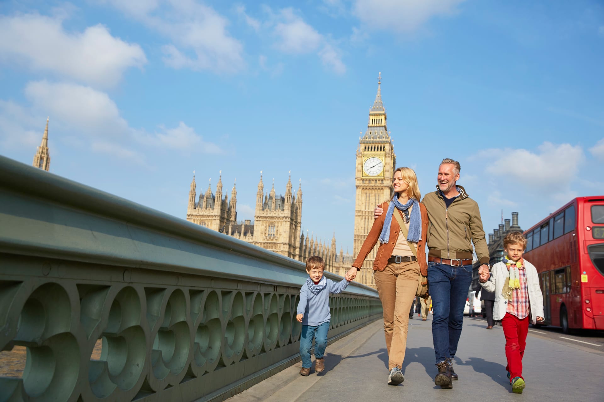 Familia pasea por Londres con el Big Ben de fondo. Lo mejor del Museo del Transporte de Londres.