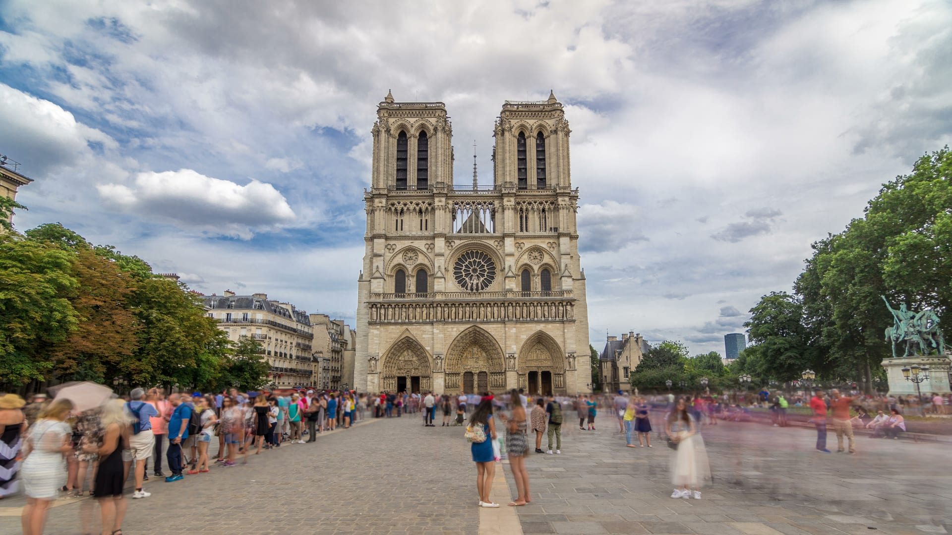 front-view-notredame-de-paris