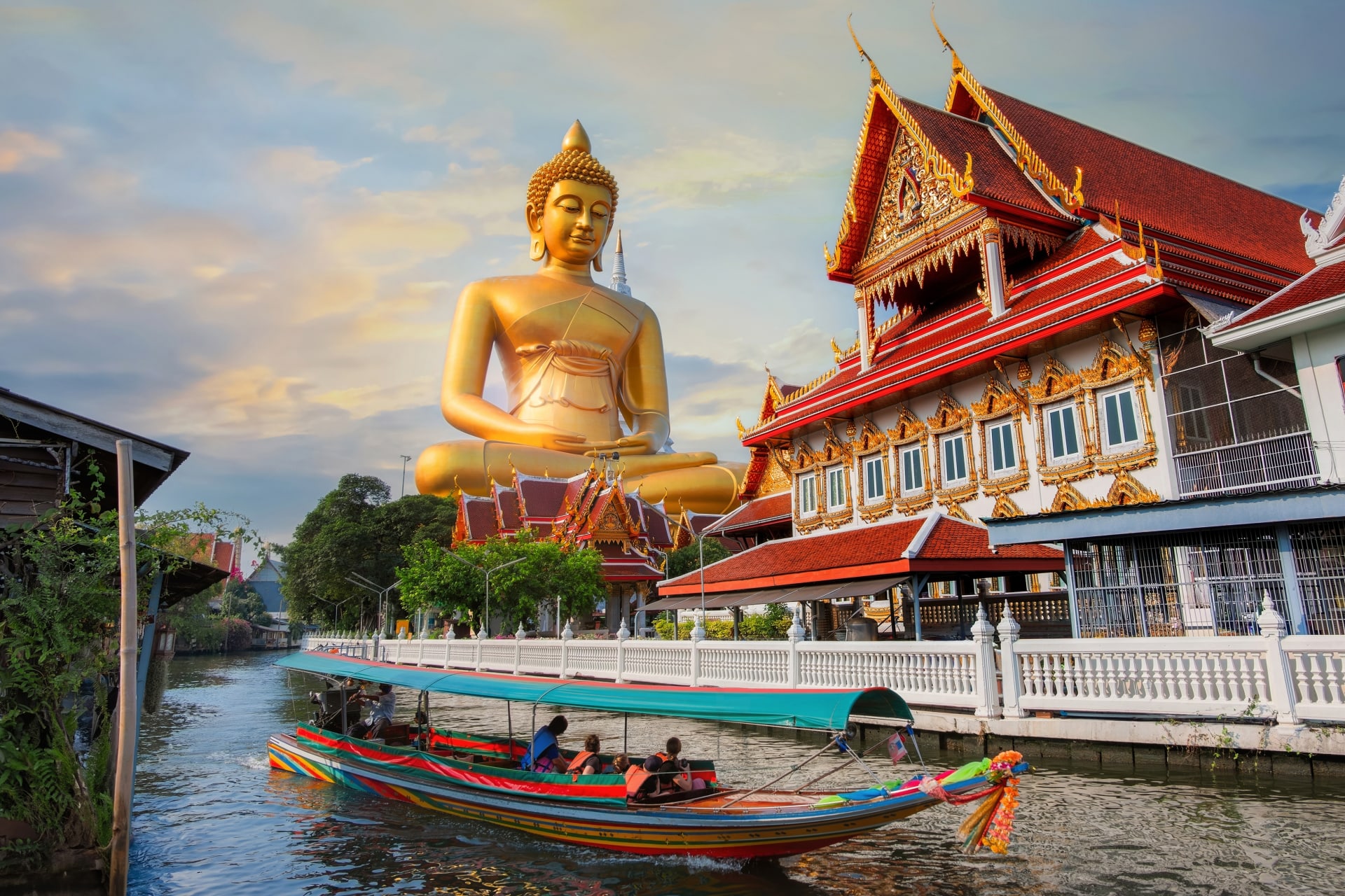 Templo de Paknam Bhasicharoen, Bangkok. Dónde hace buen tiempo en abril.