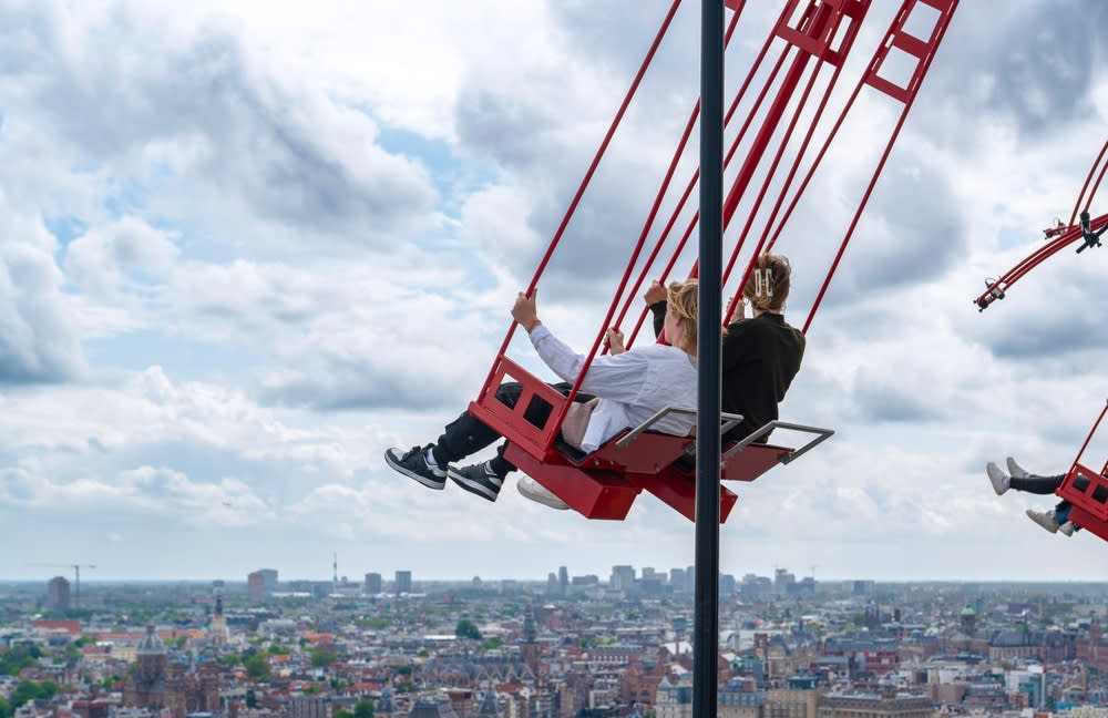 Dos mujeres en los columpios aéreos de A'Dam Lookout, Ámsterdam. Planes en Ámsterdam por la mañana.