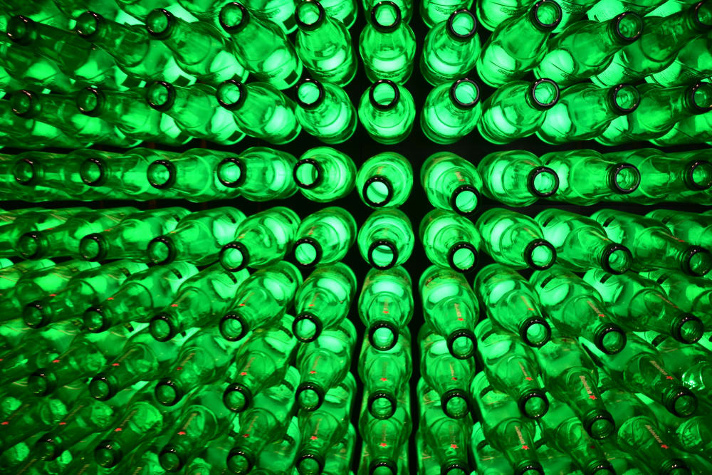 Botellas de Heineken vacías vistas desde arriba. Cosas que hacer cerca de la plaza de los museos de Ámsterdam.
