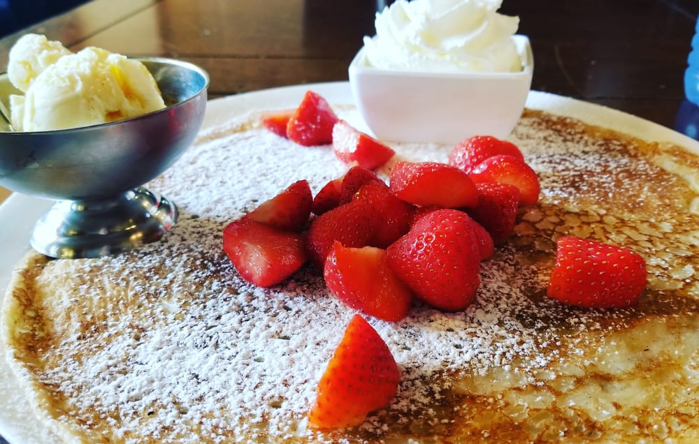 Tortitas holandesas con fresas, nata y helado. Dónde desayunar en Ámsterdam.