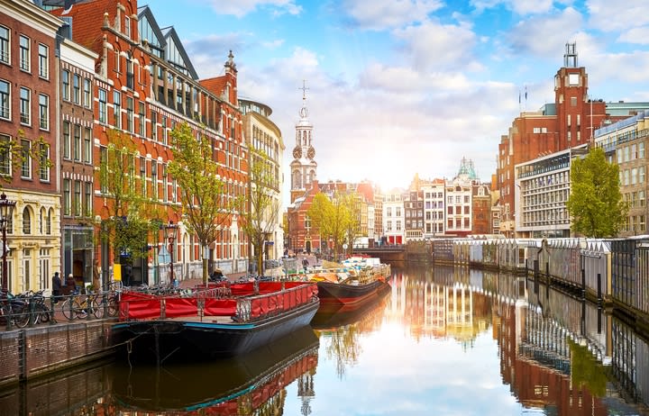 Vista de un canal de Ámsterdam por la mañana. Cosas que ver por la mañana en Ámsterdam.