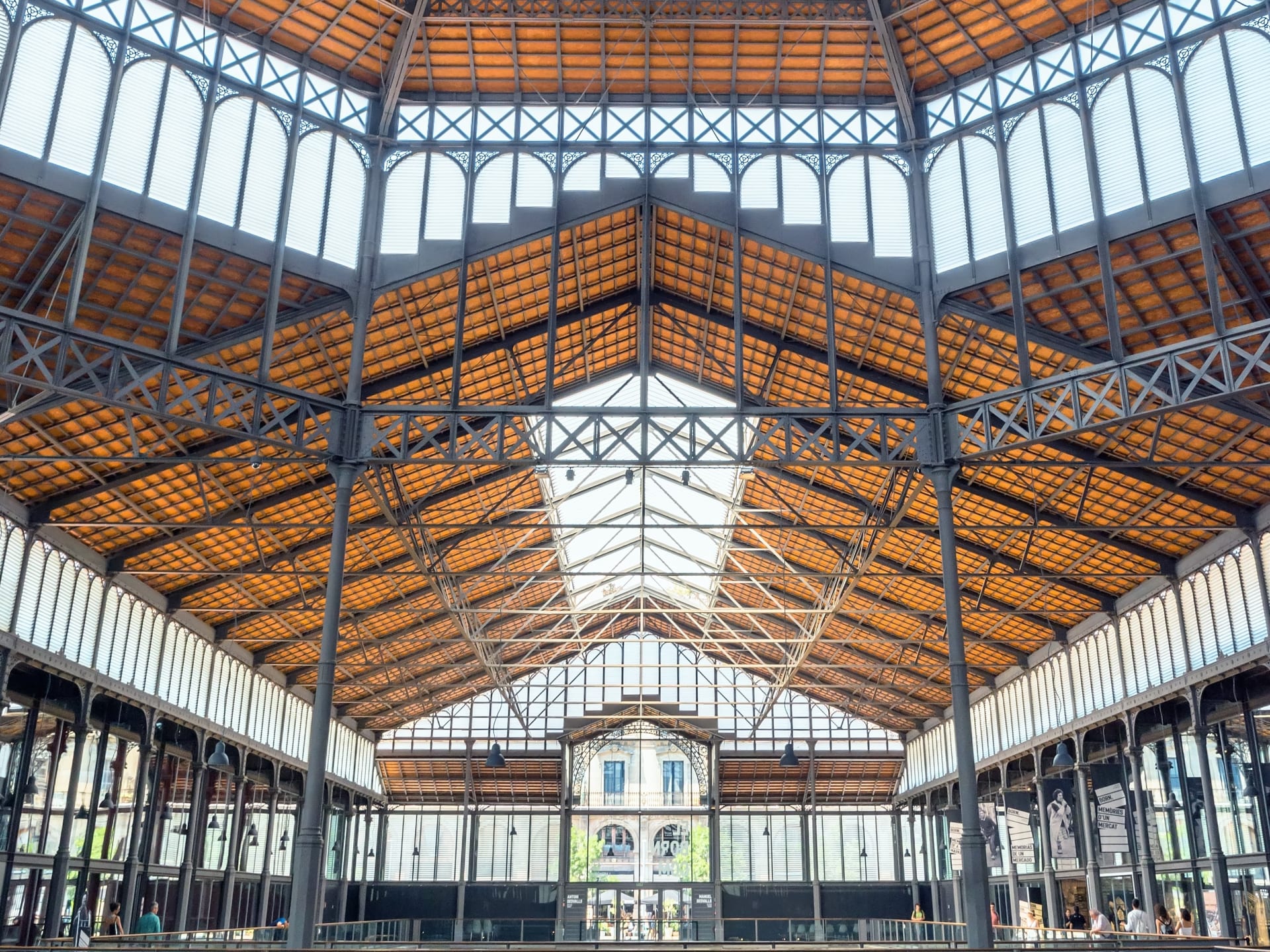 Vista del techo del antiguo mercado del Born, Barcelona. Los mejores barrios de Barcelona.