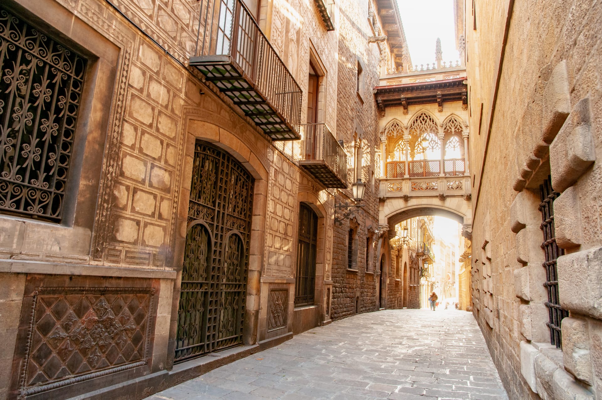 Puente de calle del Bisbe, Barrio Gótico de Barcelona. Los mejores barrios que visitar en Barcelona.