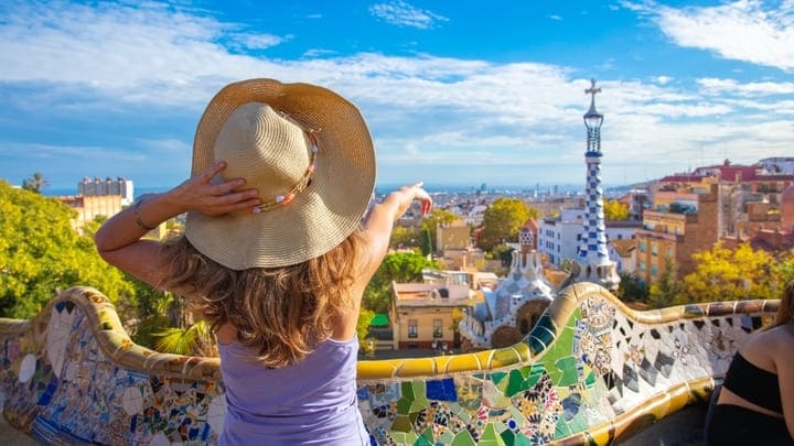 Sommertourist im Park Güell Barcelona