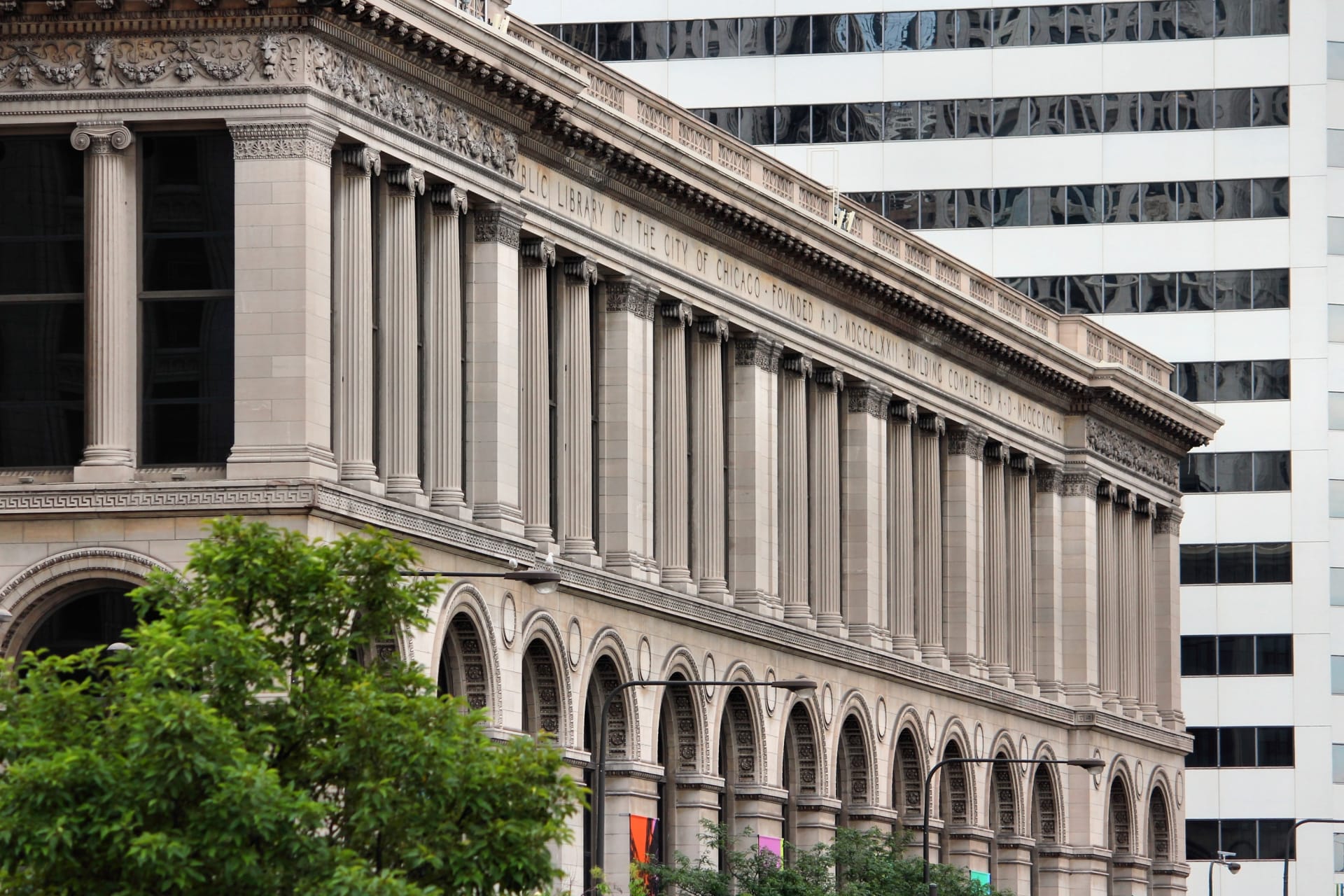 Detalle de la fachada de Chicago Cultural Center. Cosas que hacer cerca del mirador Skydeck Chicago.
