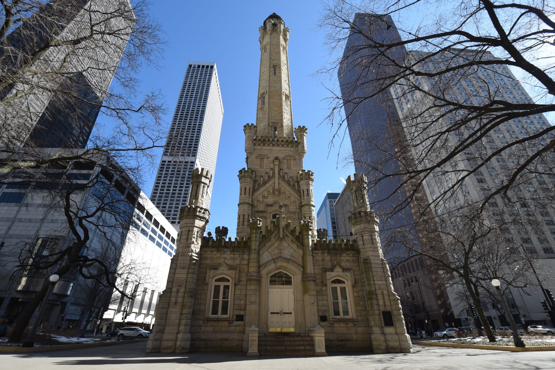  Old Water Tower de Chicago con rascacielos de fondo. Cosas gratis que ver cerca del mirador 360 Chicago.