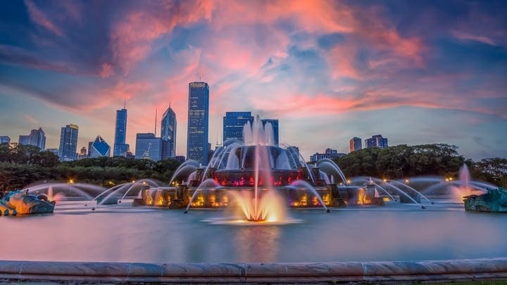 Buckingham Fountain al atardecer con los rascacielos de Chicago de fondo. Planes cerca del Adler Planetarium.