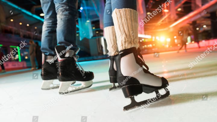 Schlittschuhlaufen in Dubai bei Nacht