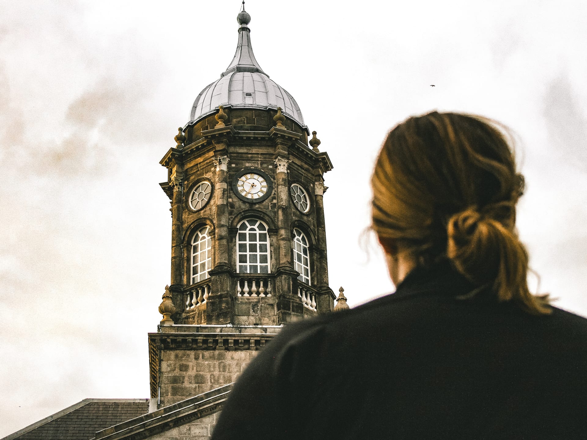 Touristin steht vor einer Sehenswürdigkeit in Dublin