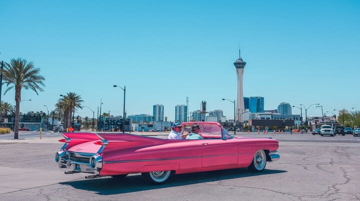 Pinker Cadillac vor der Skyline von Las Vegas