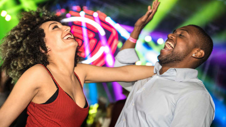 Ein Pärchen tanzt zusammen auf einer Silvesterparty