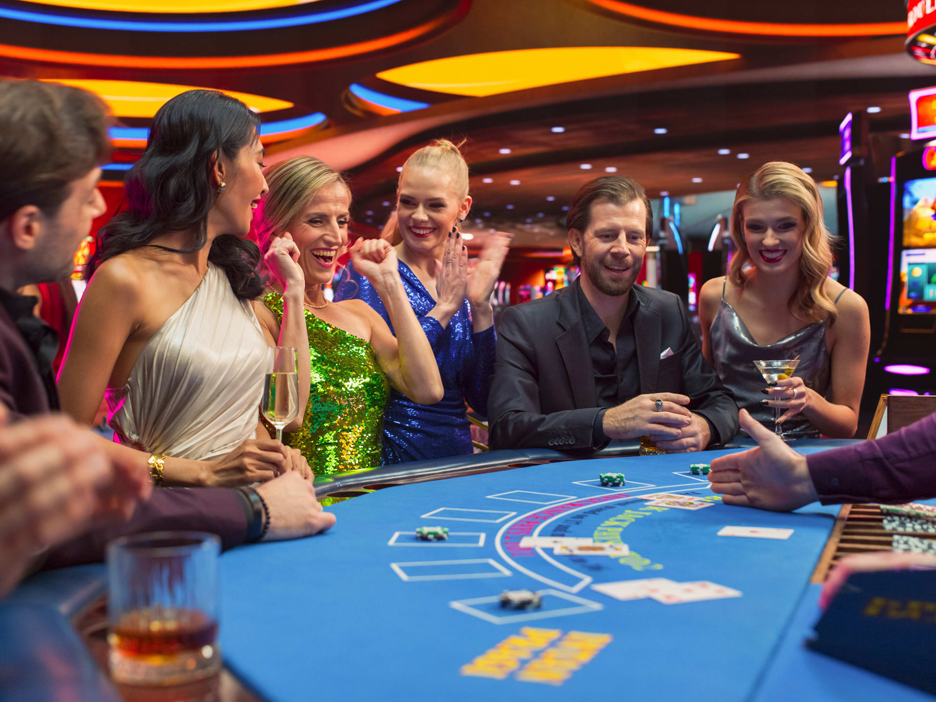 Menschen im Casino am Spieltisch