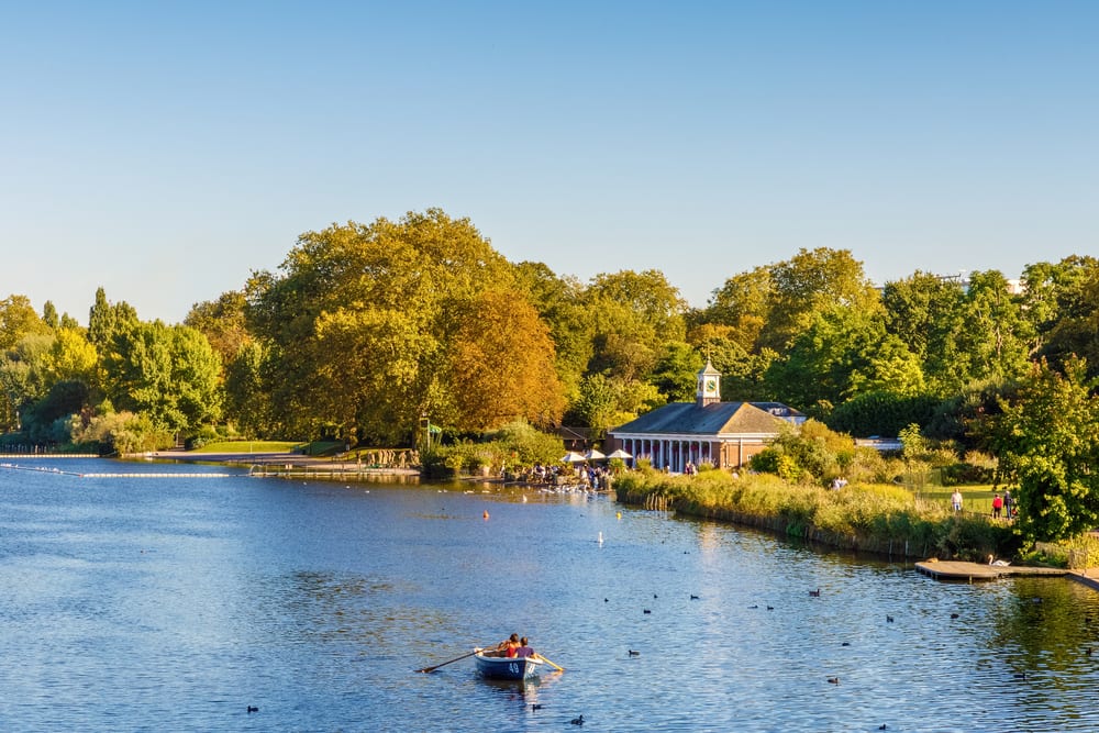 Barque sur la Serpentine dans Hyde Park