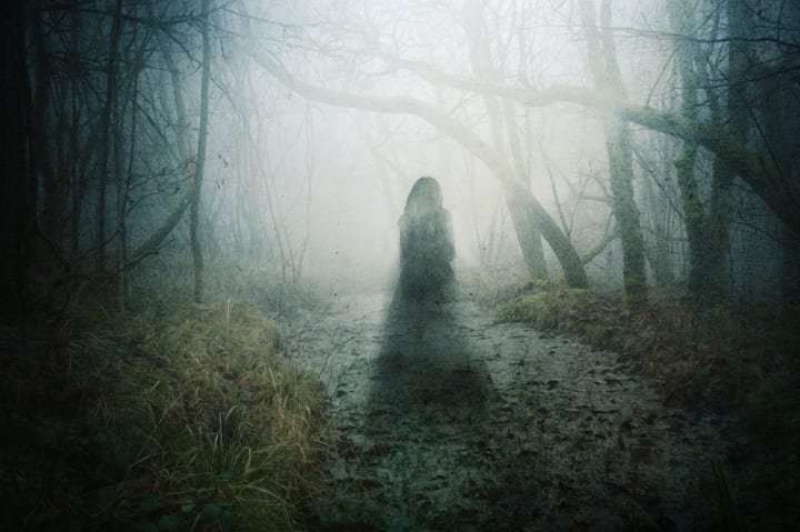 Bosque embrujado con la silueta de un fantasma de mujer. Leyendas sobre el Palacio de Hampton Court, Londres. 