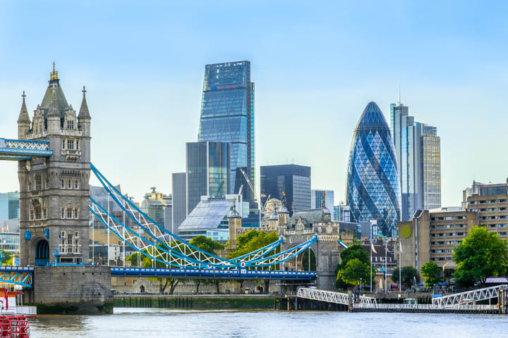 Vista del Puente de la Torre de Londres y el distrito financiero de Londres. Cómo ahorrar en Londres.