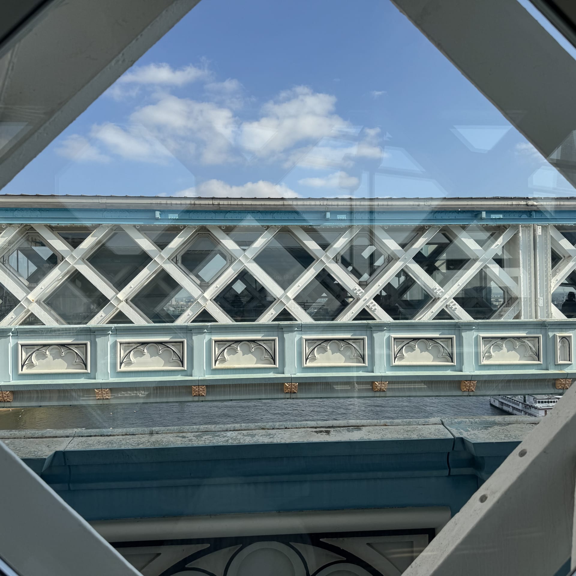 un lado de Tower Bridge visto desde el otro