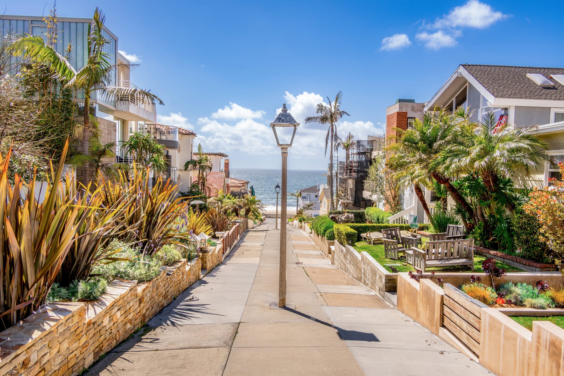 Una calle residencial de Manhattan Beach, Los Ángeles. Qué hacer en South Bay, Los Ángeles.