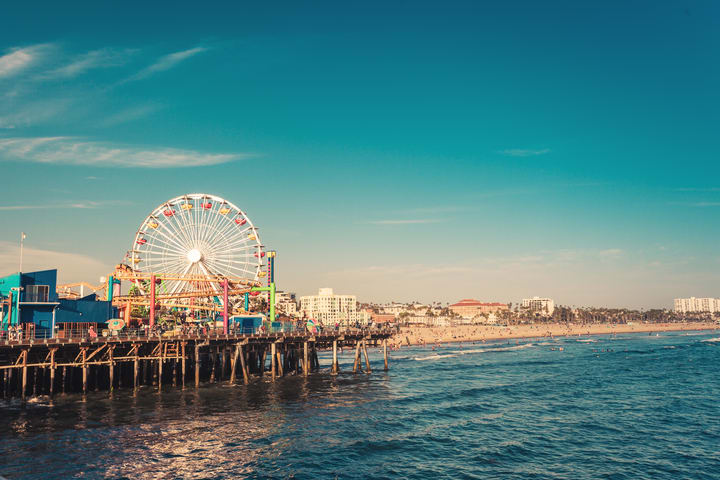 Vista del muelle de Santa Mónica, Los Ángeles. Planes en julio en Los Ángeles.