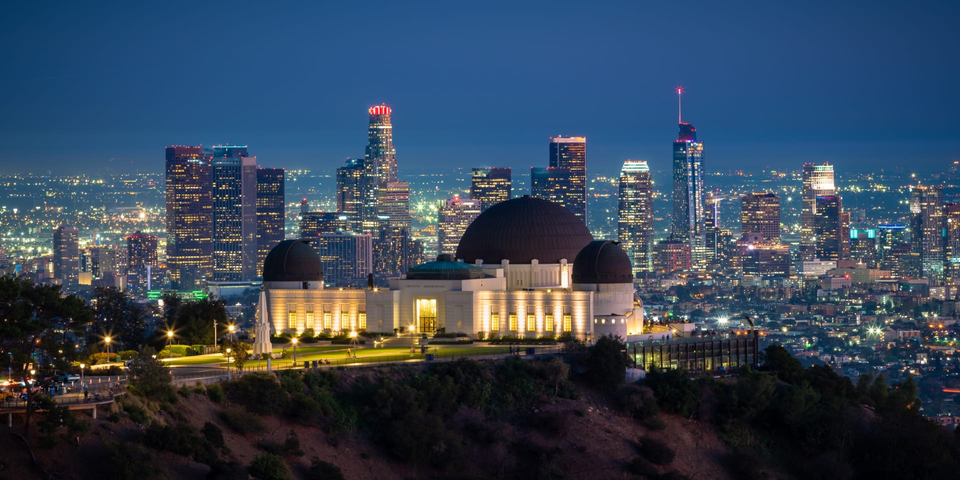 Vista panorámica del skyline de Los Ángeles iluminado al anochecer. Qué hacer en Los Ángeles para gente aventurera.