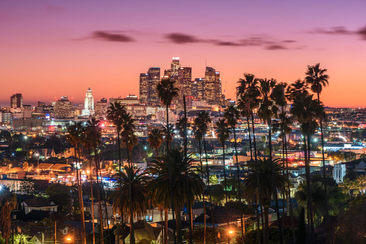 Vista del skyline de Los Ángeles de noche. Qué ver y hacer en el centro de Los Ángeles.