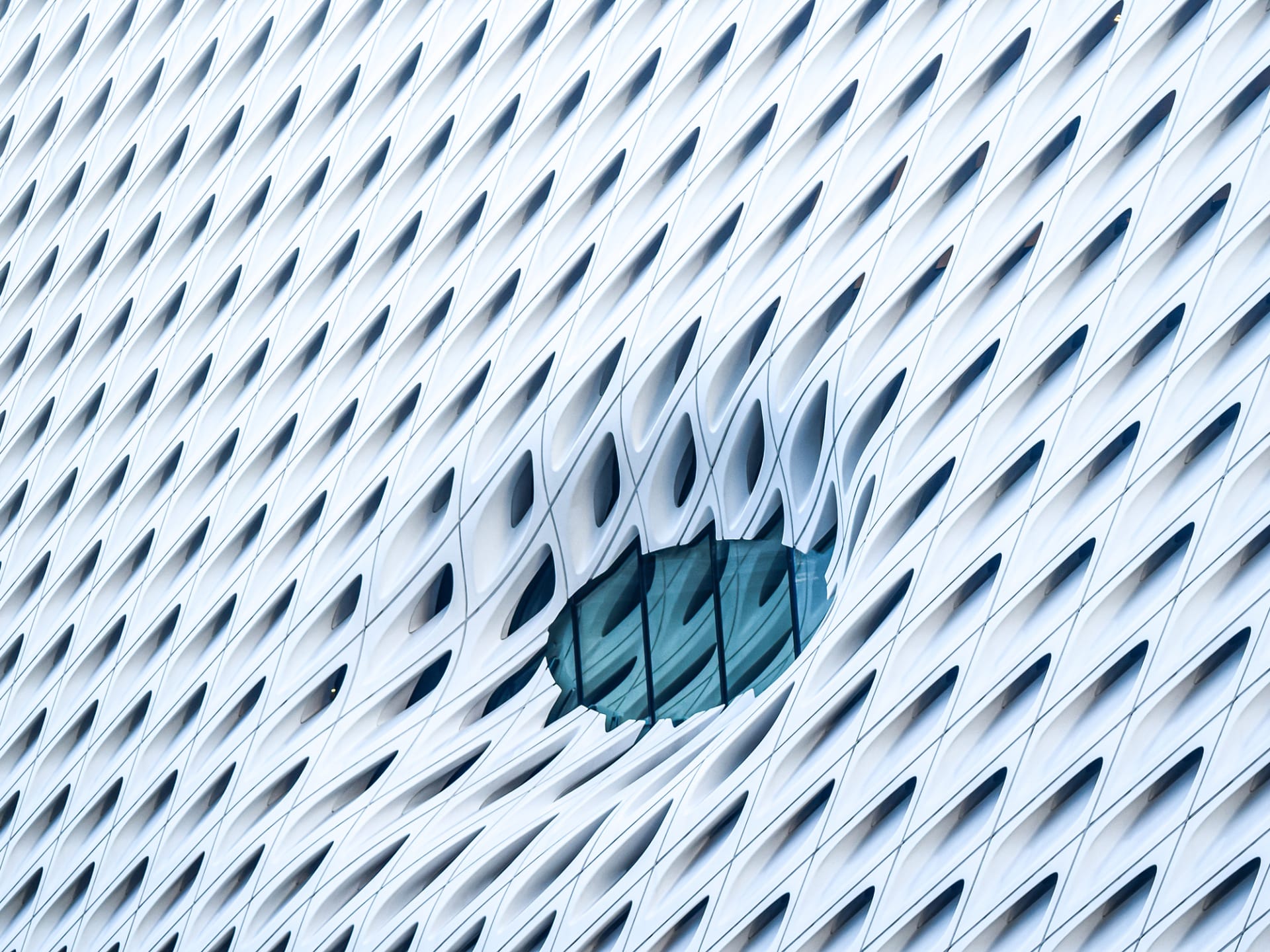 Das Gebäude von The Broad mit seiner Wabenstruktur von außen