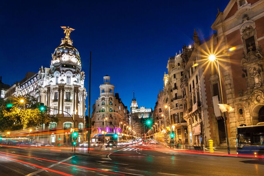 Edificio Metrópoli y Gran Vía de noche, Madrid. Planes nocturnos en Madrid.