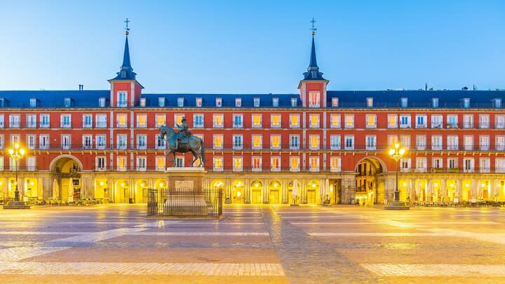 Plaza Mayor de Madrid al atardecer. Guía de 5 días en Madrid.