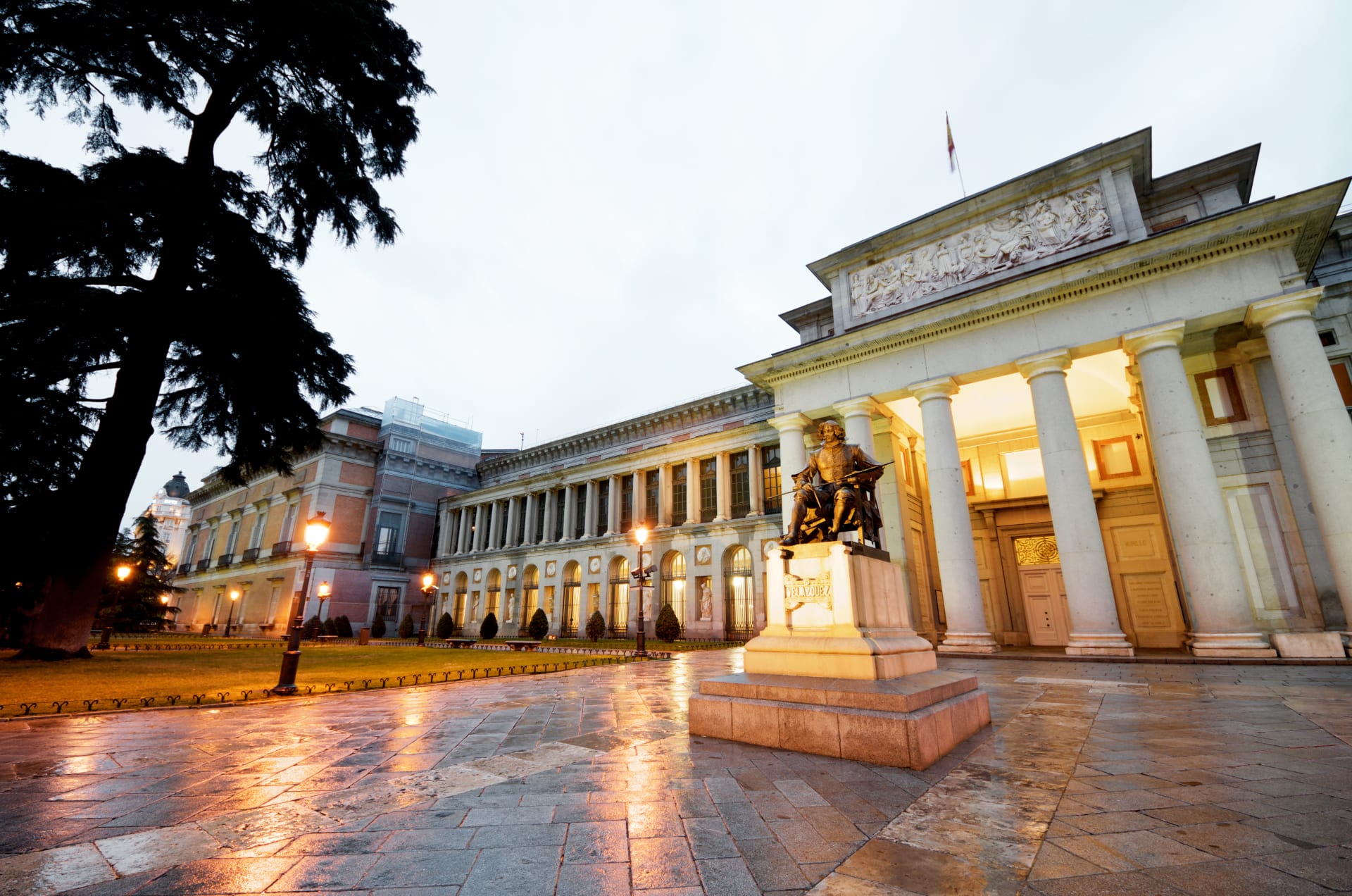 Vista de una de las fachadas del Museo del Prado, Madrid. Cómo ahorrar en las entradas a las atracciones turísticas de Madrid.
