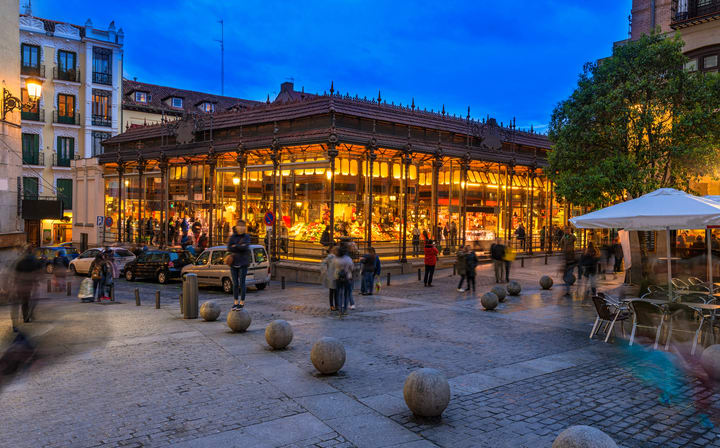 Mercado de San Miguel de Madrid al anochecer. Cosas que ver en Madrid en 5 días.