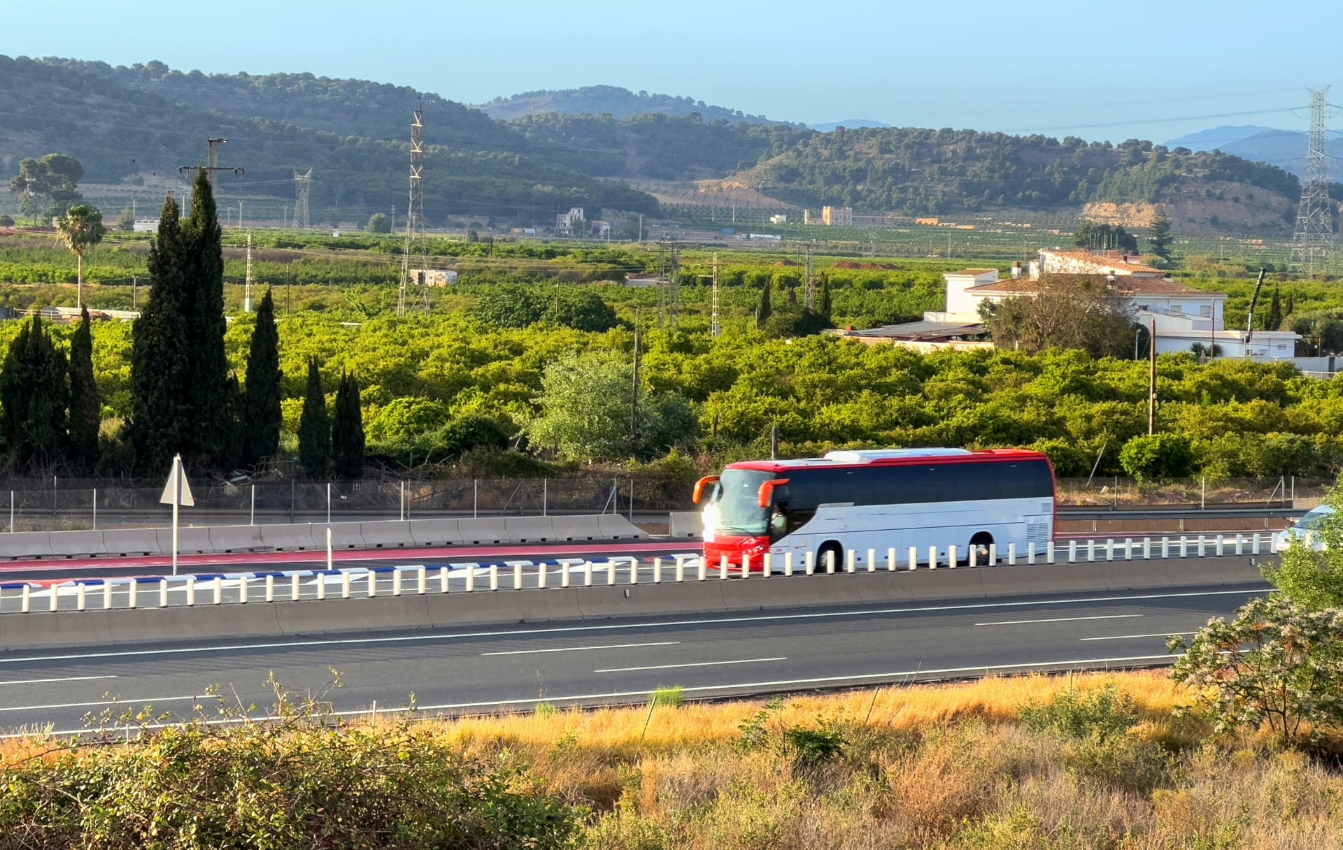 Autocar en la autopista entre Barcelona y Madrid. Cómo viajar de Barcelona a Madrid.