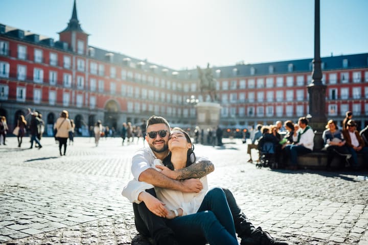 Pareja posa en la Plaza Mayor de Madrid. Cosas que ver en Madrid gratis.