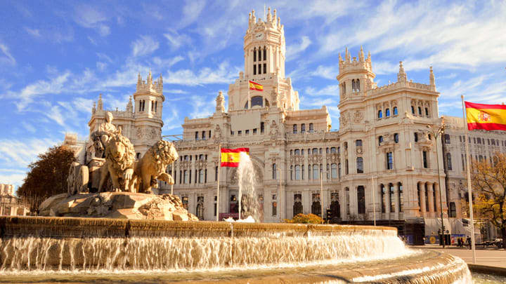 Plaza de Cibeles y edificio del Ayuntamiento de Madrid. Cosas que hacer en Madrid gratis.
