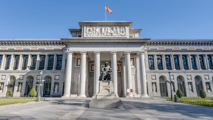 Estatua de Velázquez frente al Museo del Prado, Madrid. Museos gratis en Madrid.