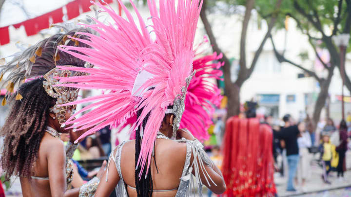 Persone in festa a una parata del Pride
