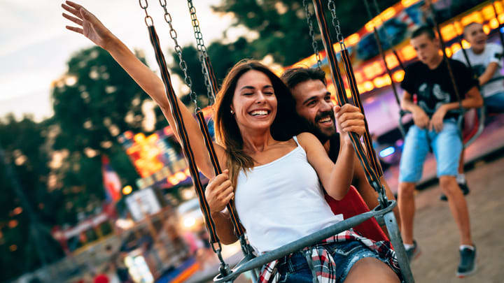 Pareja joven en una atracción de Coney Island, Nueva York