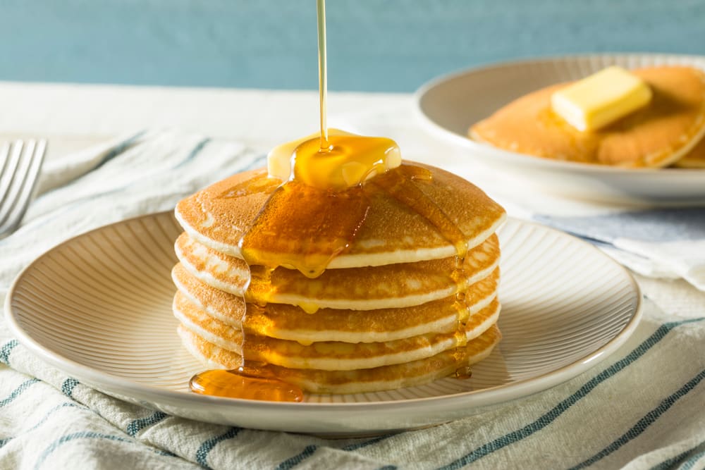 Pancakes mit Ahornsirup beim Brunch in New York am Vormittag