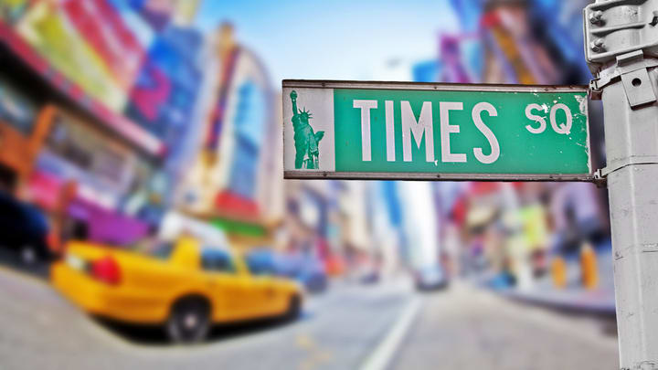 Señal de Times Square y taxi amarillo de Nueva York