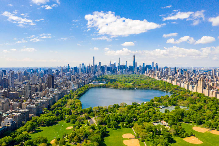 Central Park con rascacielos de fondo, Nueva York. Planes gratis en Midtown Manhattan.