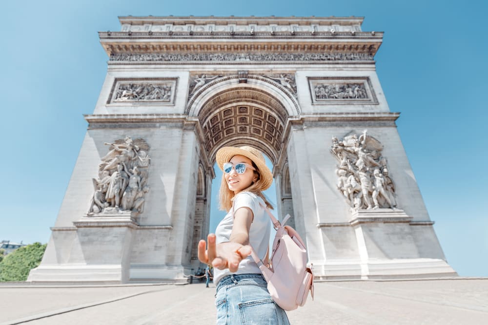 Tourist in front of the Arc de Triomphe