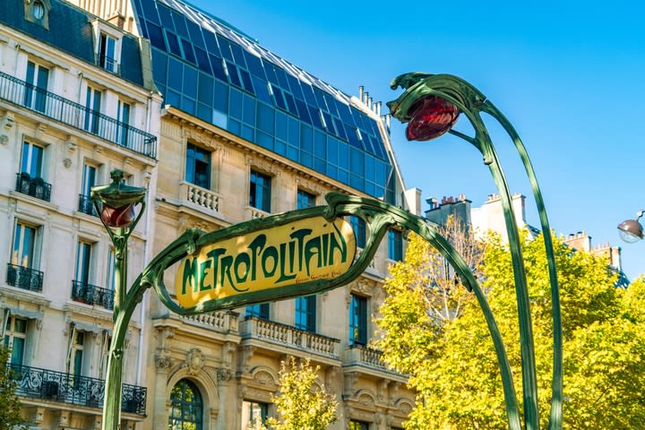 Señal de metro art nouveau de París. Moverse en París durante los Juegos Olímpicos.