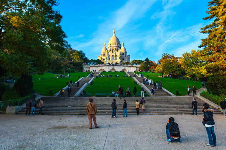 Escalinata hacia la Basílica de Sacre Coeur, París. Guía de trampas para turistas en París. 